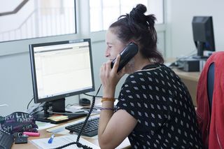 Secrétaire médicale au téléphone